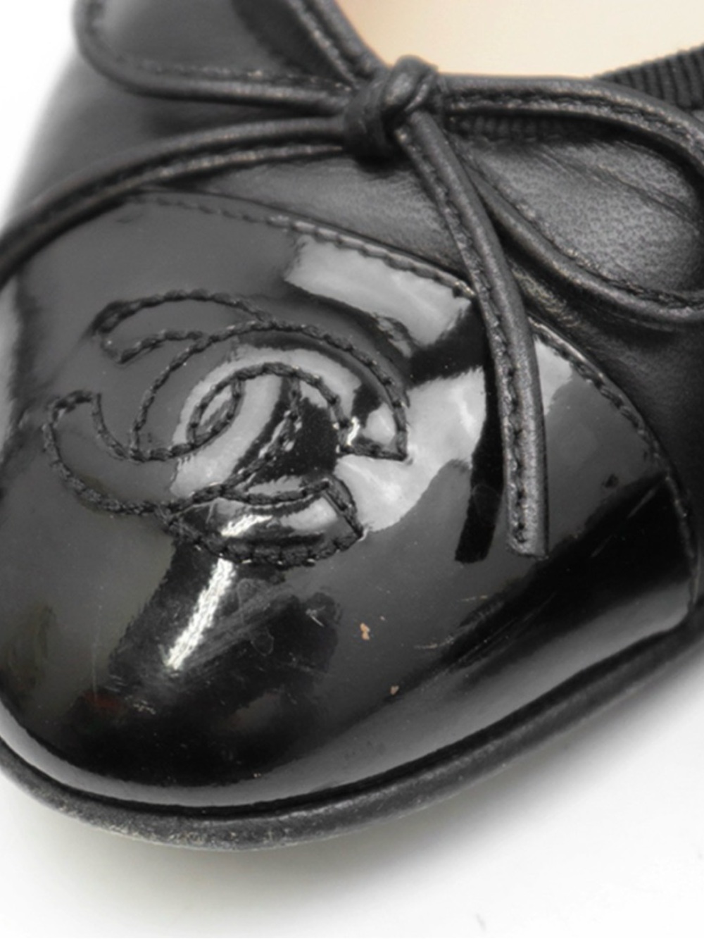 CHANEL Black Leather Ballet Flats with Patent Cap-Toe CC - Picture 7 of 7